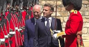 Οργή στη Βρετανία για τον Μακρόν: Τον κατηγορούν για ασέβεια επειδή περπάτησε μπροστά από τον βασιλιά Κάρολο – «Το παίζει Ναπολέων για 5 λεπτά» γράφουν