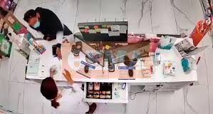 Δάφνη: Απειλούσε τους υπαλλήλους με μαχαίρι και άδειαζε τα ταμεία καταστημάτων – Βίντεο από τη δράση 34χρονου ληστή