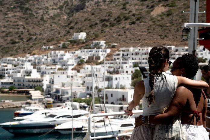 Τουρισμός: «Η Ελλάδα έχει γίνει η Ταϊλάνδη της Ευρώπης» – Ο Guardian για τις χαμένες διακοπές των Ελλήνων