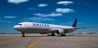 Πανικός σε πτήση με 219 επιβάτες της United Airlines: Η στιγμή που διαπιστώνεται βλάβη στον κινητήρα