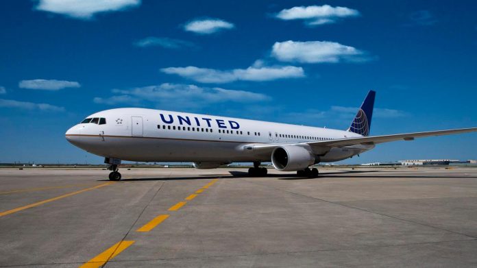 Πανικός σε πτήση με 219 επιβάτες της United Airlines: Η στιγμή που διαπιστώνεται βλάβη στον κινητήρα