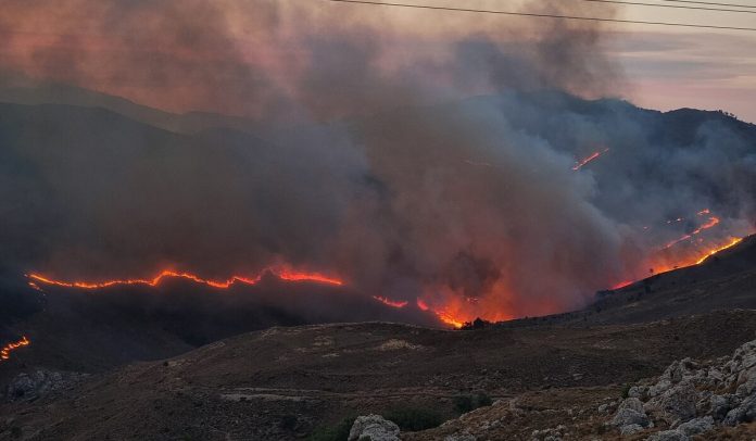 Χίος: «Η φωτιά έρχεται από όλα τα μέρη του ορίζοντα» – Ανεξέλεγκτο το μέτωπο