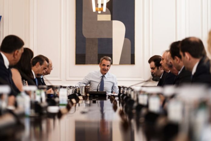 Ο Μητσοτάκης επιμένει: Δεν αλλάζω εκλογικό νόμο, άνοιξη του 2027 οι εκλογές – Θα αντέξει;