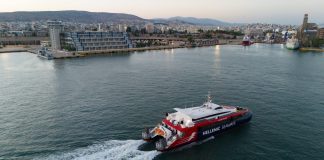 Μηχανική βλάβη σε καταμαράν: Ταλαιπωρία για 340 επιβάτες στο λιμάνι του Πειραιά