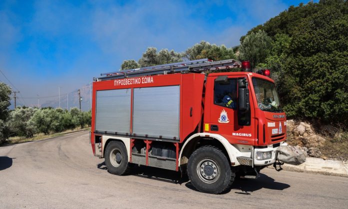 Ηλεία: Πυροσβεστικό όχημα εξετράπη της πορείας του και έπεσε σε αυλάκι