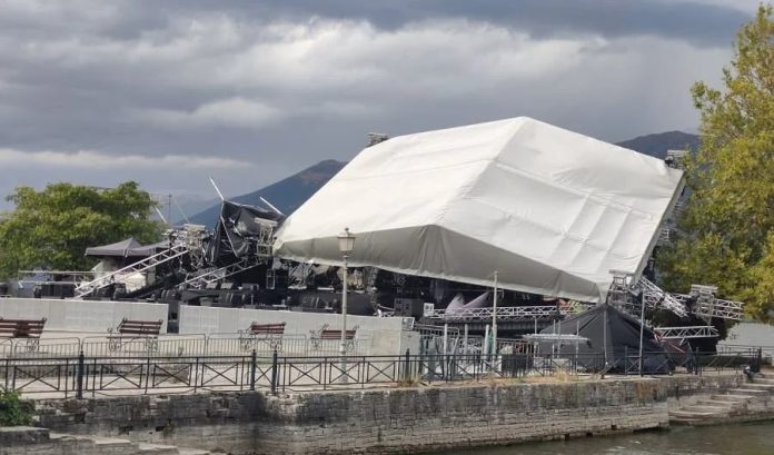 Γιάννενα: Κατέρρευσε η σκηνή από τους θυελλώδεις ανέμους – Ματαιώνεται η συναυλία Βίσση – Ρέμου
