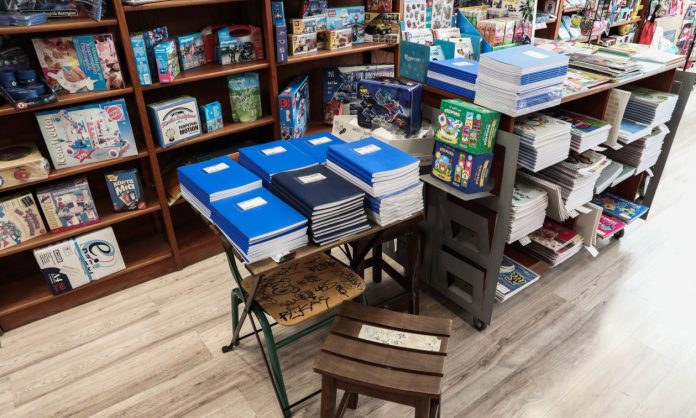 «Βαρύ» το καλάθι των σχολικών: Ακριβότερα σε σχέση με πέρυσι τα σχολικά είδη των μαθητών