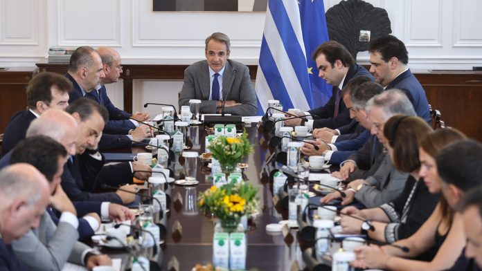 Υπουργεία-κλειδιά για Μαξίμου