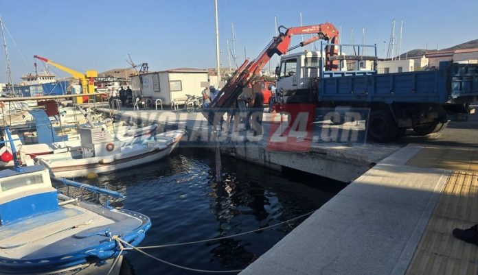 Σύρος: Συναγερμός στο Καρνάγιο – Αυτοκίνητο έπεσε στη θάλασσα – ΒΙΝΤΕΟ και ΦΩΤΟ