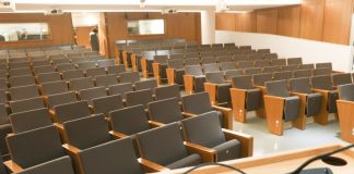 Αντιπολιτευτικά πυρά για το πρώην στέλεχος της κυβέρνησης που ανέλαβε πρύτανης σε ιδιωτικό πανεπιστήμιο