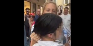 Βενετία: Η στιγμή που τουρίστρια αρπάζει 14χρονη «πορτοφολού» από την κοτσίδα