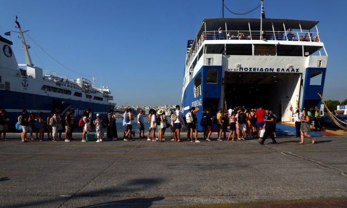 Κάρπαθος: Αναστάτωση επικράτησε στο λιμάνι – Επιβάτης έπεσε στη θάλασσα κατά τον κατάπλου πλοίου