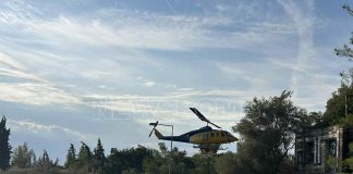 Βίντεο με ελικόπτερο της Πυροσβεστικής να πετά σε χαμηλή πτήση δίπλα στο κοιμητήριο Παπάγου