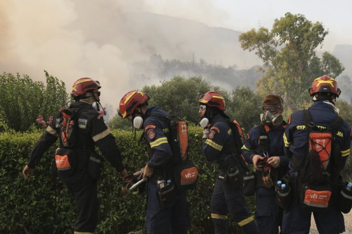 Εν μέσω πύρινης κόλασης η κυβέρνηση «θυμήθηκε» να εγκρίνει τις υπερωρίες των εποχικών πυροσβεστών