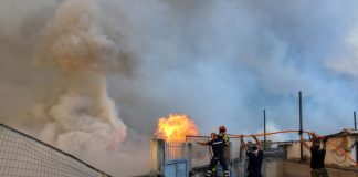 Μάχη με τις φλόγες στα Λεπτόποδα της Χίου – Συνεχείς αναζωπυρώσεις αντιμετωπίζουν οι πυροσβεστικές δυνάμεις