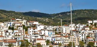 Άγριο ξύλο στο λιμάνι της Σκιάθου – Πιάστηκαν στα χέρια δύο άντρες