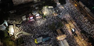 Τελ Αβίβ: Χιλιάδες διαδηλωτές καλούν τον Αμερικανό πρόεδρο Τραμπ να «γράψει ιστορία» – (VIDEO)