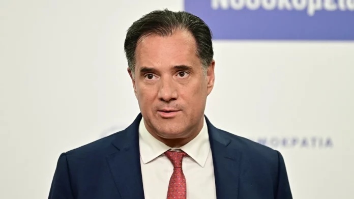 Περίεργα πράγματα, λέει ο Άδωνις Γεωργιάδης για τη φωτιά στο Τζάνειο