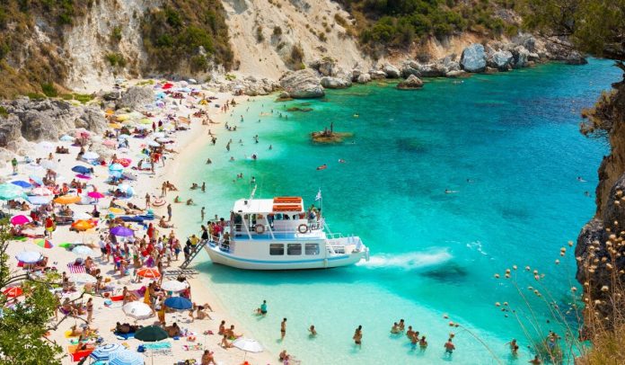 Πρωτοφανής ασυδοσία: Έβαλαν «διόδια» 10 ευρώ σε πανέμορφη παραλία της Λευκάδας