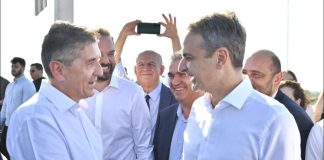 Κορυφαίο στέλεχος του ΠΑΣΟΚ παρίστανε το ντεκόρ στο σόου Μητσοτάκη