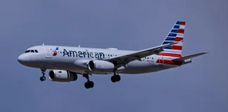 Αναγκαστική προσγείωση αεροσκάφους της American Airlines λόγω φωτιάς σε συσκευή επιβάτη: «Είδαμε κάτι να καίγεται στον διάδρομο»