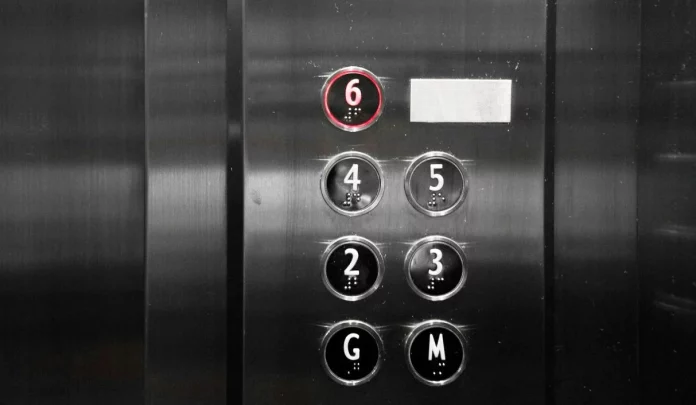 «Γεννηματάς»: Τι απαντά στον Άδωνι η τεχνολόγος που έπεσε με το ασανσέρ – «Εκδικητική και ταπεινωτική η συμπεριφορά της διοίκησης»