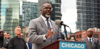 Ο δήμαρχος του Σικάγου δεν θα συνεργαστεί με την Εθνοφρουρά που κατεβάζει ο Τραμπ: «Θα αντισταθούμε σε αυτή την τυραννία»