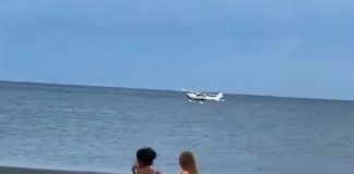 ΗΠΑ: Η στιγμή που αεροπλάνο κάνει αναγκαστική προσθαλάσσωση μπροστά σε λουόμενους