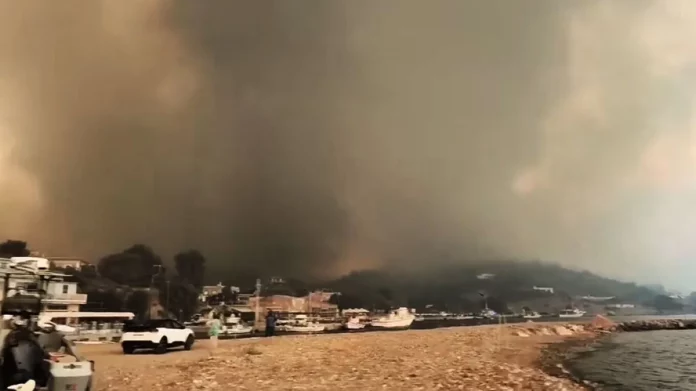 Φωτιά στη Χίο: Απεγκλωβίζουν πολίτες από παραλίες – Δείτε βίντεο