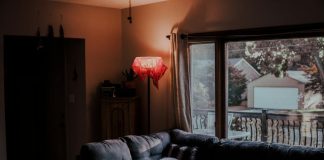 Βρετανία: 51χρονος κάλυψε τη νεκρή πρώην συντρόφό του με κουβέρτα και την άφησε στον καναπέ για χρόνια