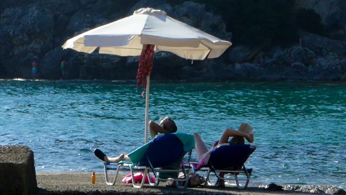 Είδος πολυτελείας για τους Έλληνες οι διακοπές – Οι 3 λόγοι που το 60% όσων πάνε επιλέγουν ηπειρωτικό προορισμό