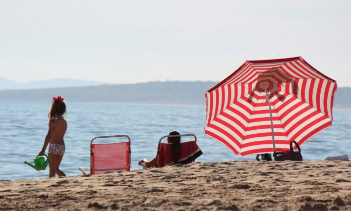Ακρίβεια: Διακοπές τέλος για τους μισούς Έλληνες – Χαμηλή η κίνηση και στις θερινές εκπτώσεις
