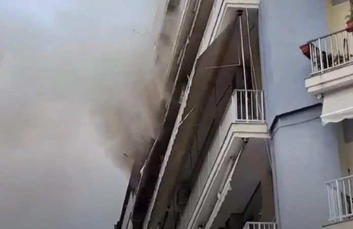 Φωτιά σε διαμέρισμα στις Σέρρες – Επί τόπου η Πυροσβεστική (video)