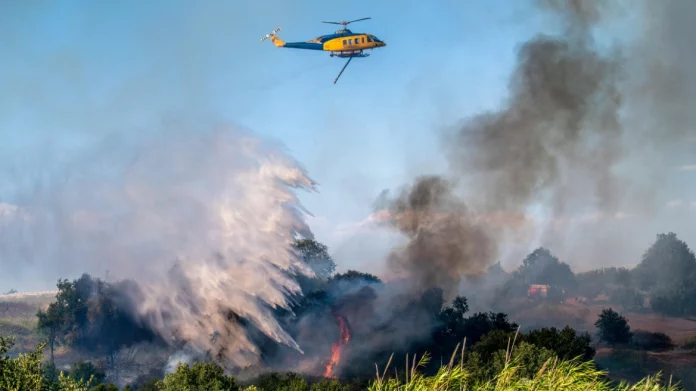 Έκτακτο – Φωτιά σε δασική έκταση στο Εξαμίλι Θεσσαλονίκης – Κινητοποιήθηκαν και δύο ελικόπτερα