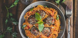 Συνταγή: Κοκκινιστή μακαρονάδα με κεφτεδάκια