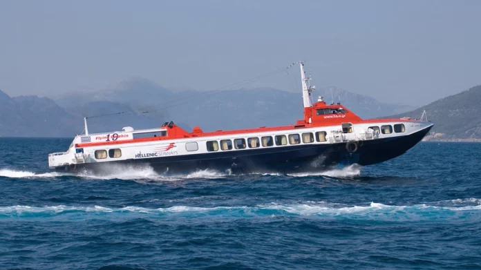 Έφτασε στον Πειραιά το Flying Dolphin XIX