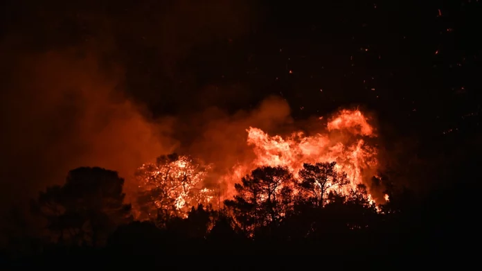 Σηκώθηκαν τα εναέρια μέσα στην Ανατολική Αττική: Νέο 112 για εκκένωση των περιοχών Χάρβαλο, Άγιος Νικόλαος και Μαύρο Λιθάρι