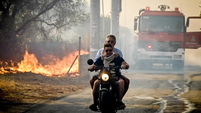 Μεγάλη μάχη της πυροσβεστικής με τη φωτιά στην Ανατολική Αττική – Ενισχύονται οι δυνάμεις, καίγονται σπίτια στην Παλαιά Φώκαια