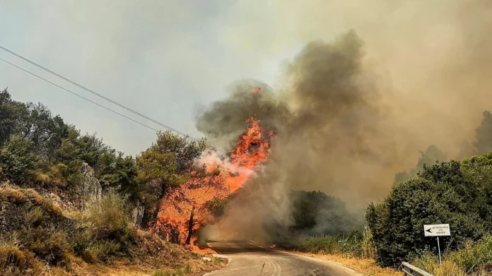 Φωτιά τώρα σε Αχαΐα, Κεφαλονιά, Ζάκυνθο, Άρτα, Βόνιτσα και Χίο – Ασταμάτητα τα 112 για εκκενώσεις, δείτε βίντεο και φωτογραφίες