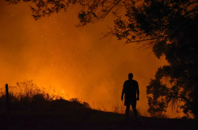 Φωτιά στη Βάλια Κάλντα – Επιχειρούν 24 πυροσβέστες