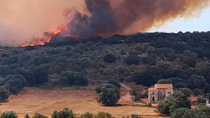 Μεγάλη φωτιά στην Κεφαλονιά, ενισχύθηκαν οι δυνάμεις με 10 εναέρια – Εκκενώνονται τρία χωριά κοντά στο Αργοστόλι, ήχησε το 112