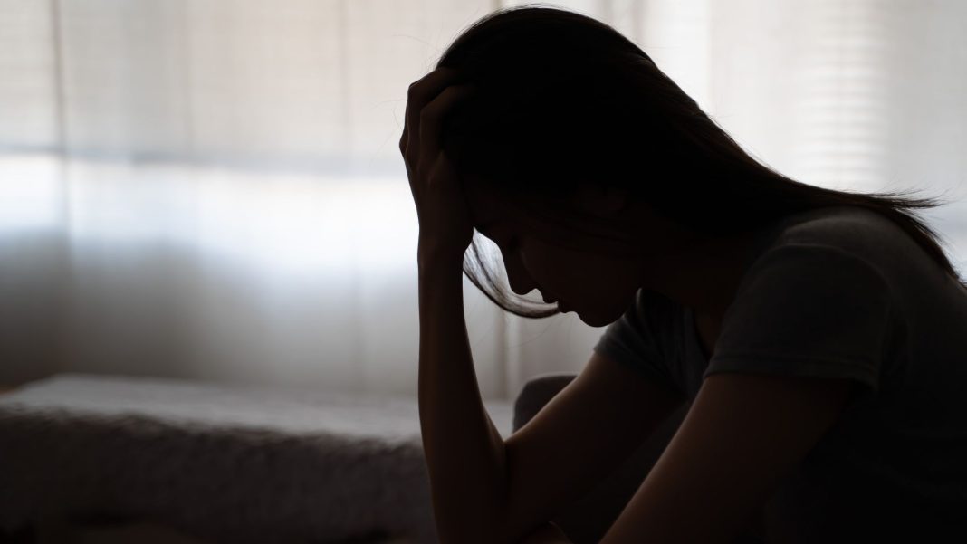 gynaika-katathlipsi-via-viasmos