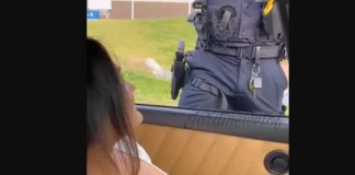 Αστυνομικός στις ΗΠΑ απολύθηκε γιατί συμμετείχε σε βίντεο μοντέλου του OnlyFans: Της άγγιξε το στήθος σε δήθεν έλεγχο