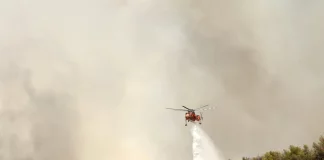 Μαίνεται η πυρκαγιά στην περιοχή Μέλισσα Λεχαινών Ηλείας – Στη μάχη 15 εναέρια μέσα
