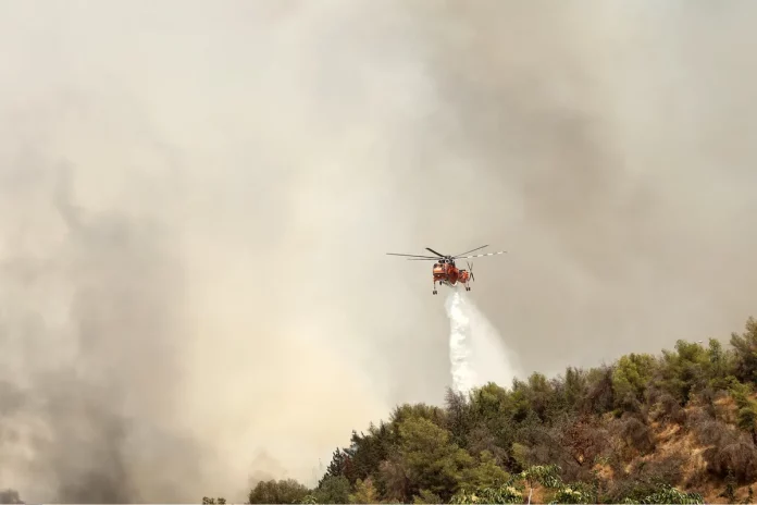 Μαίνεται η πυρκαγιά στην περιοχή Μέλισσα Λεχαινών Ηλείας – Στη μάχη 15 εναέρια μέσα