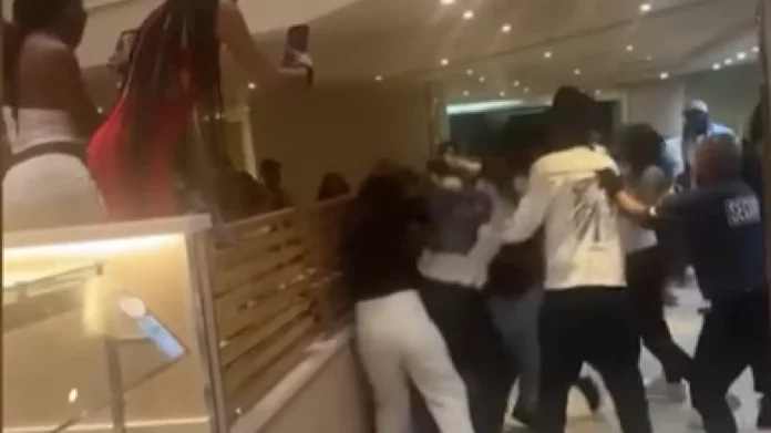 Άγριος καβγάς για… κοτομπουκιές σε κρουαζιερόπλοιο – Δείτε βίντεο