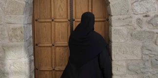 Ρομά ντύθηκε καλόγρια και πωλούσε σταυρούς δήθεν για καρκινοπαθή παιδιά στα Χανιά – Συνελήφθη για παρεμπόριο