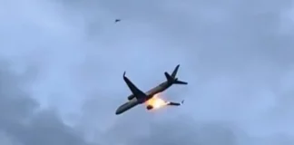 Δείτε βίντεο: Η στιγμή της έκρηξης του κινητήρα στο αεροπλάνο πάνω από την Κέρκυρα