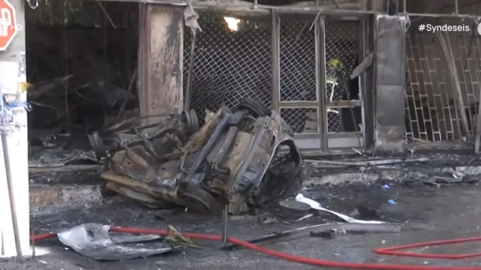 Τραγωδία στο Κορωπί: ΙΧ έπεσε σε κατάστημα και προκάλεσε φωτιά – Νεκρός ο οδηγός