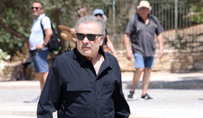 Λάκης Λαζόπουλος: Πάρε την Πόρσε να σβήσεις τη φωτιά…